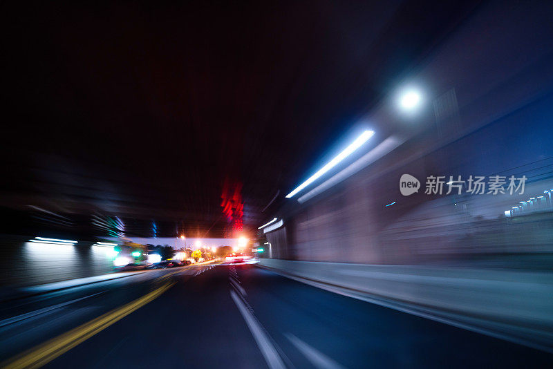 空旷的高速公路夜景