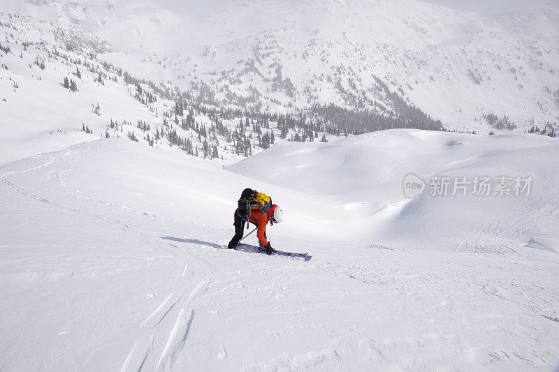 女野外滑雪者准备跨越高山