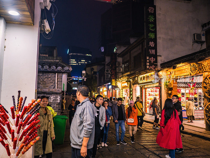 中国湖南省长沙市，傍晚时分，人们或游客走在太平老街上。太平老街是长沙市的标志性建筑之一