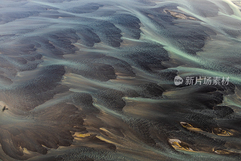 这是一架直升机拍摄到的冰岛冰川河流优美的曲线