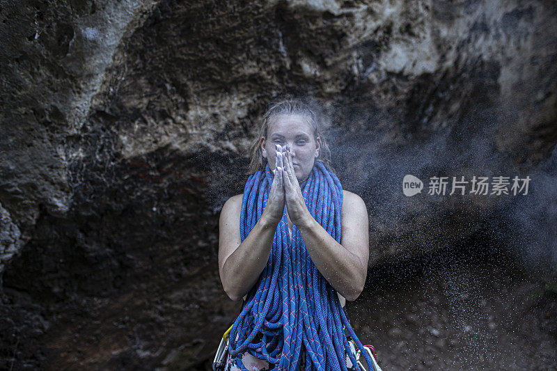 女人的手上沾满了粉笔粉