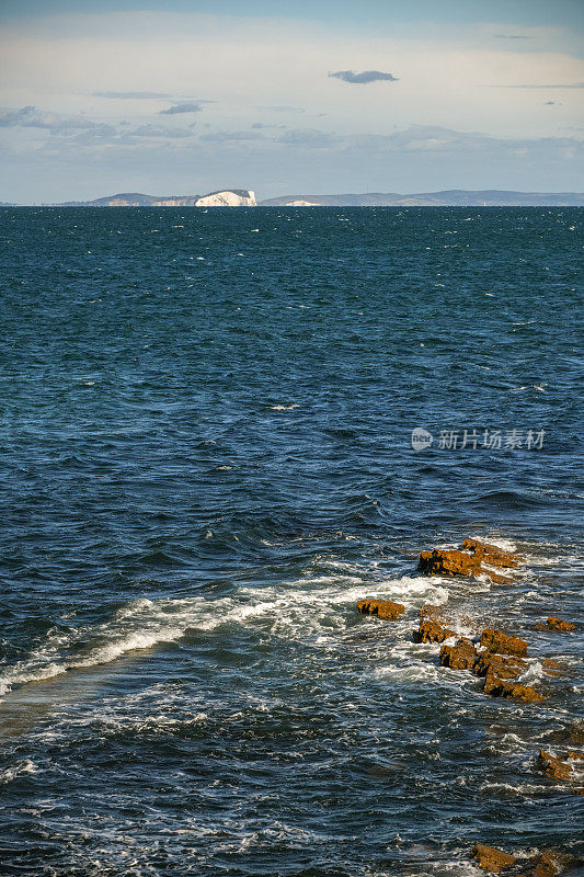 在斯瓦尼奇，海浪拍打着岩石