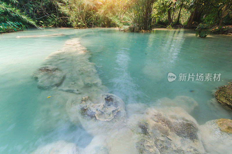 老挝琅勃拉邦，famaus旅游景点旷斯瀑布的自然景观