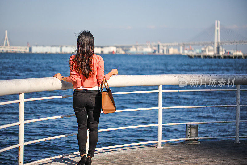 年轻女子在海湾边放松