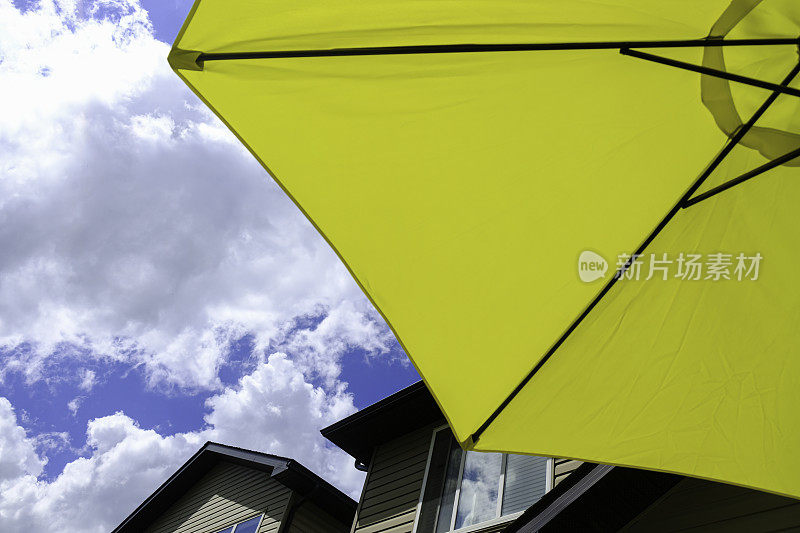 黄色露台伞下阳光灿烂的天空