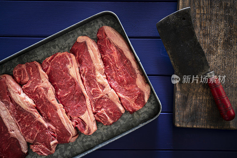 纽约牛排也无骨上腰牛排生牛肉排干燥的陈年牛肉