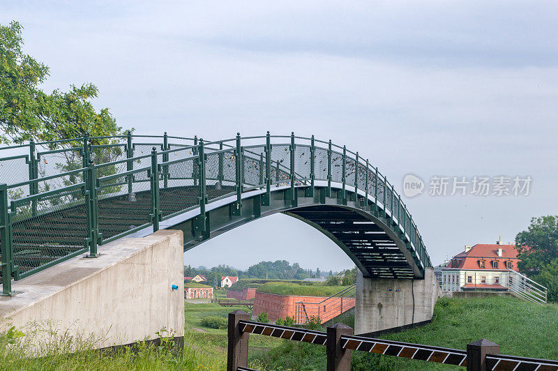 扎莫什克铁路上的人行天桥。