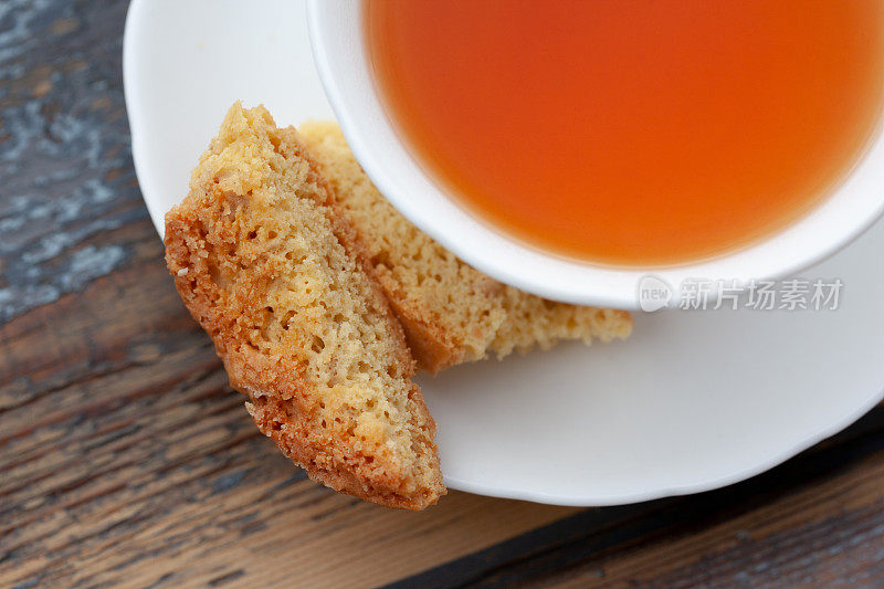 茶杯和杏仁饼干俯视图