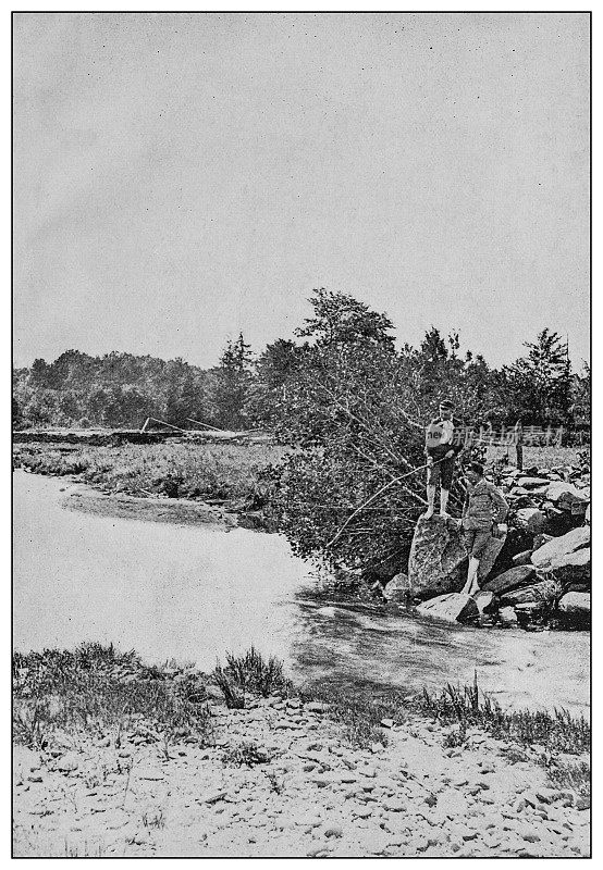 古董黑白照片:河边钓鱼