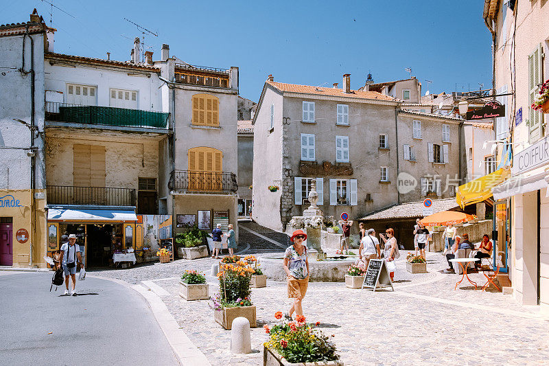 2020年6月，法国普罗旺斯的瓦伦索村的街道