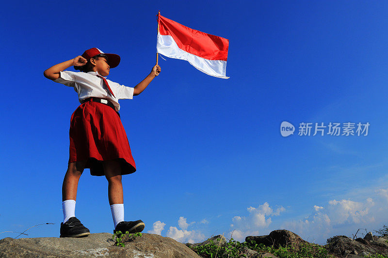 一名小学生举着印尼国旗