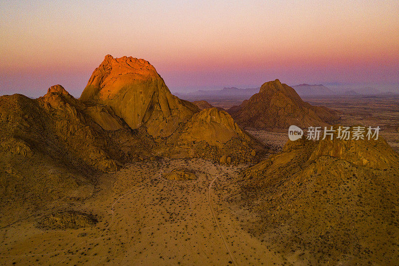 太阳升起在干旱的气候景观，斯匹茨科普，纳米比亚，非洲