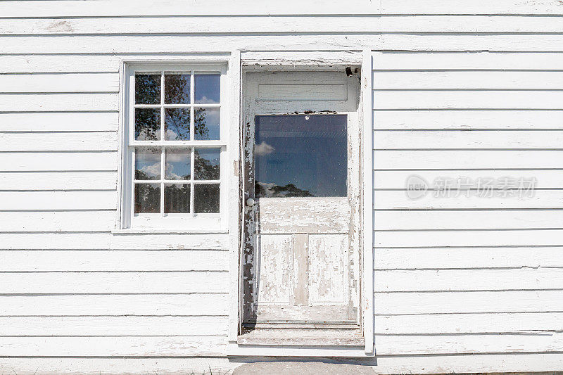 一所老房子的窗户和门