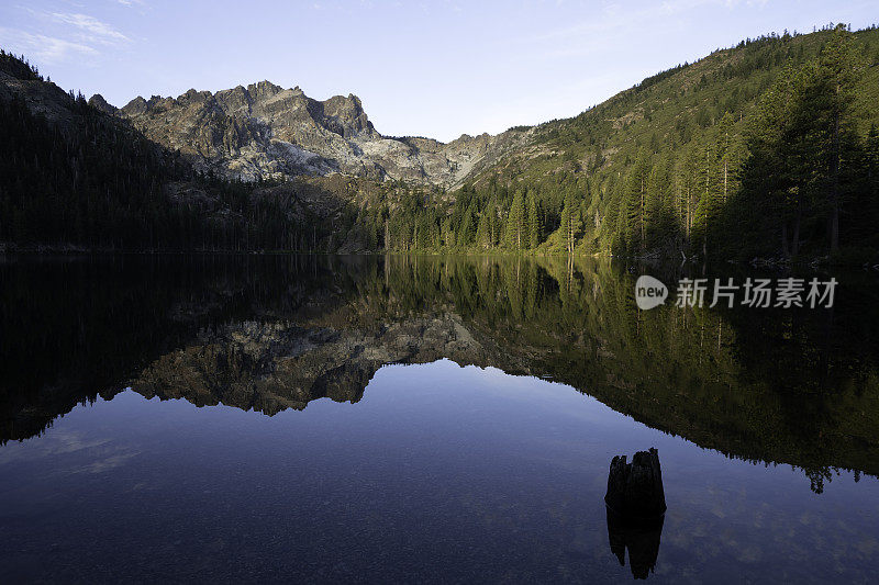 较低的沙丁鱼湖