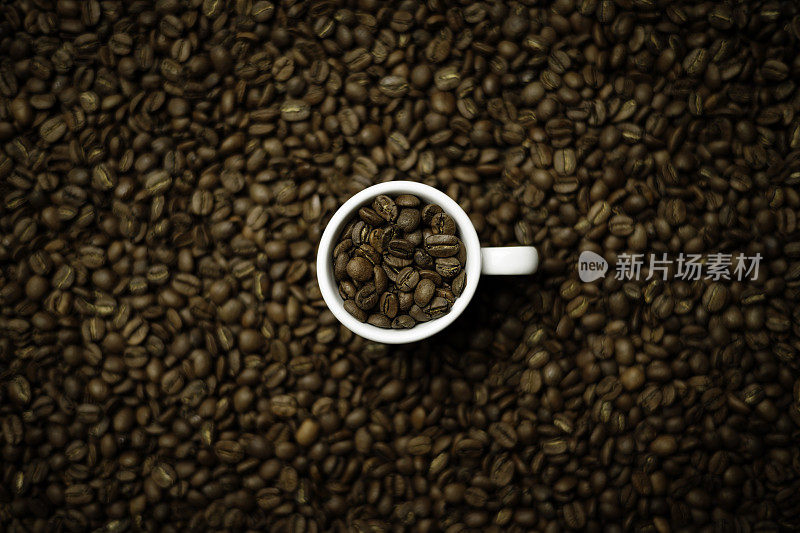一杯装满烘培咖啡豆的咖啡