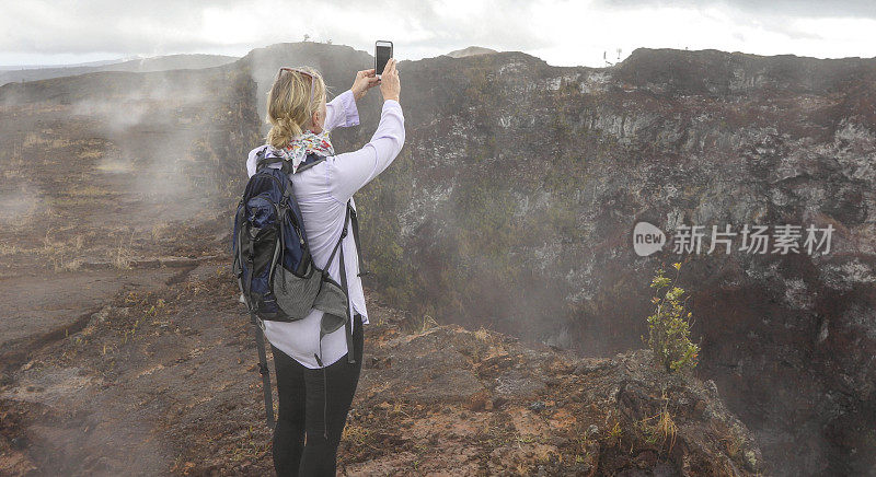 一名女子探索莫纳乌鲁火山边缘