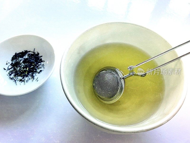 用滤网和干茶叶制作的绿茶