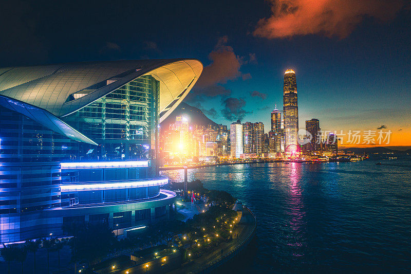 黄昏时分，从维多利亚港眺望香港的天际线和城市景观
