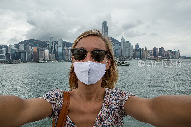 香港一名女子戴着口罩自拍