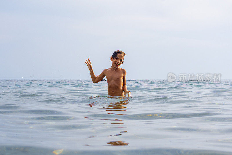 男孩夏天的乐趣在海上