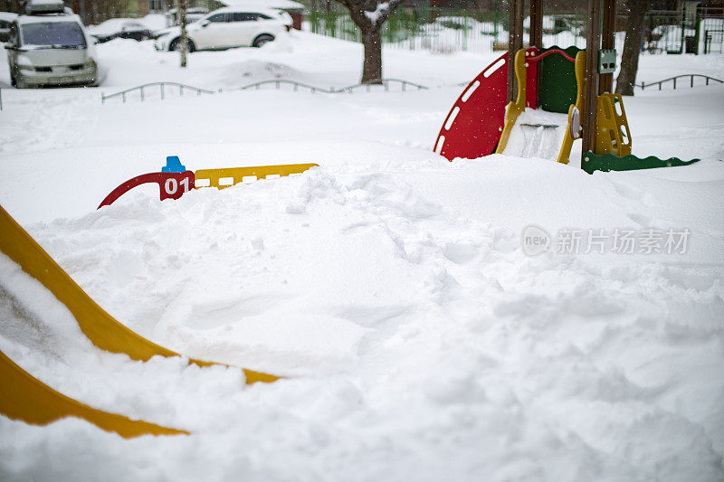 孩子们的操场下的雪