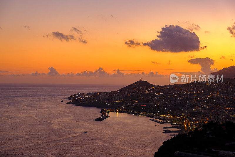 在夏天的夜晚，葡萄牙马德拉岛的首府芬查尔的夜景