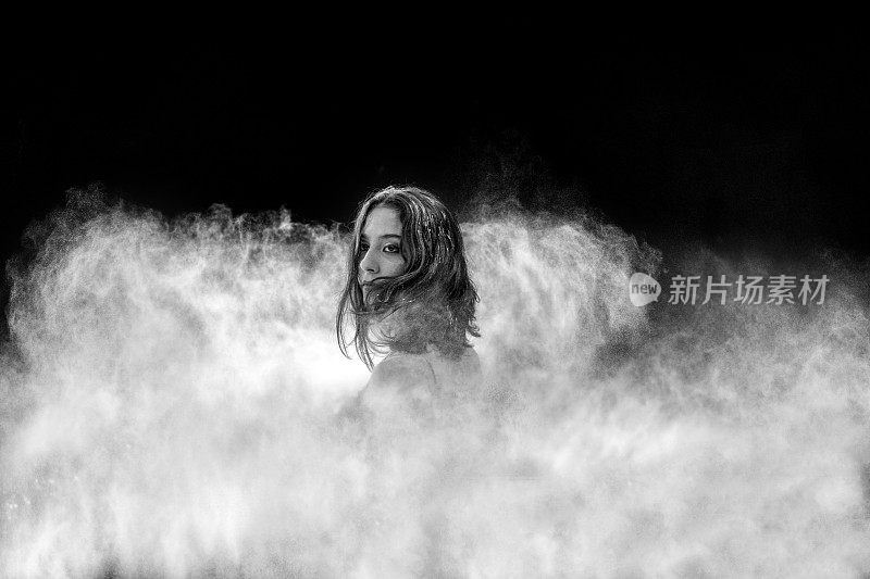 在烟雾中跳舞的芭蕾舞者肖像