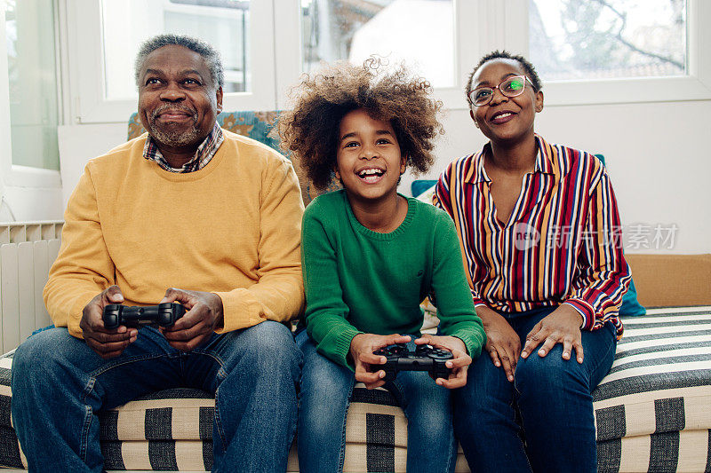 非裔美国女孩和爷爷奶奶玩游戏玩得开心