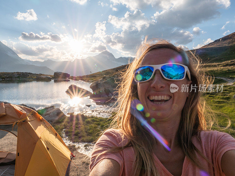 一名女子在马特洪峰露营地点自拍