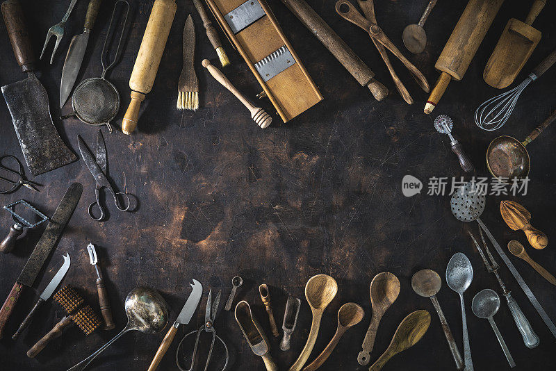 厨房用具复古上深色木材低调穆迪，木制刀叉勺和厨房用具