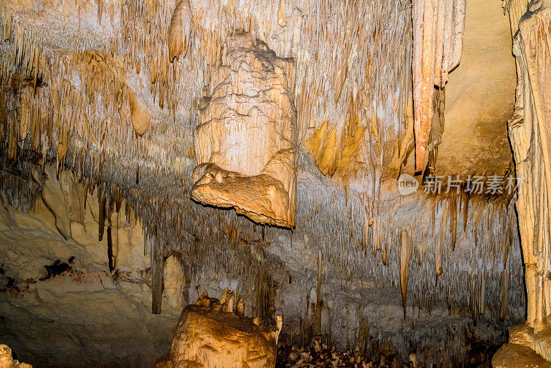 有钟乳石和石笋的滴水石洞穴