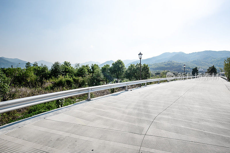 空无一人的道路