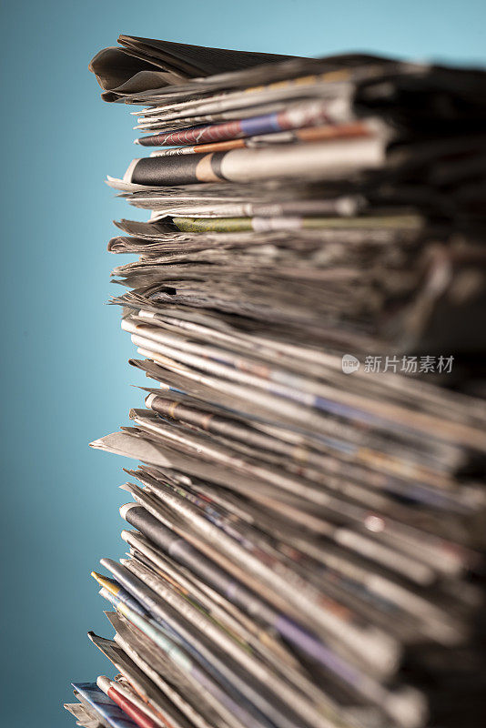 一堆报纸，摄影棚拍摄。