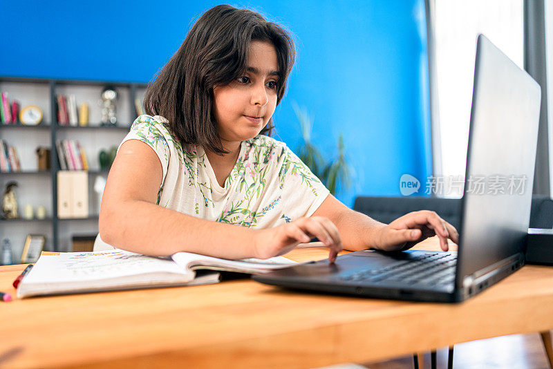 十几岁的女孩在家上网上学校的课