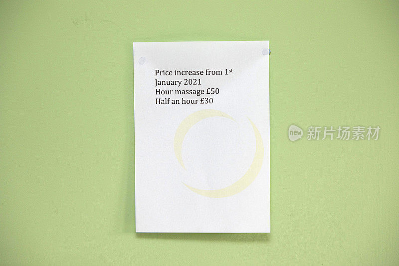 按摩价格印在一张纸上，钉在绿色的墙上，有复印的空间