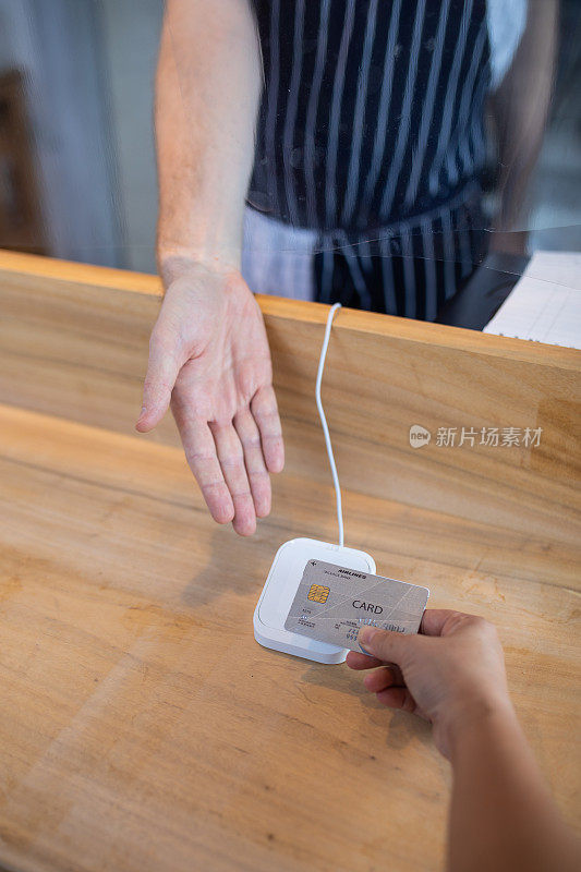 在咖啡馆用信用卡进行非接触式支付