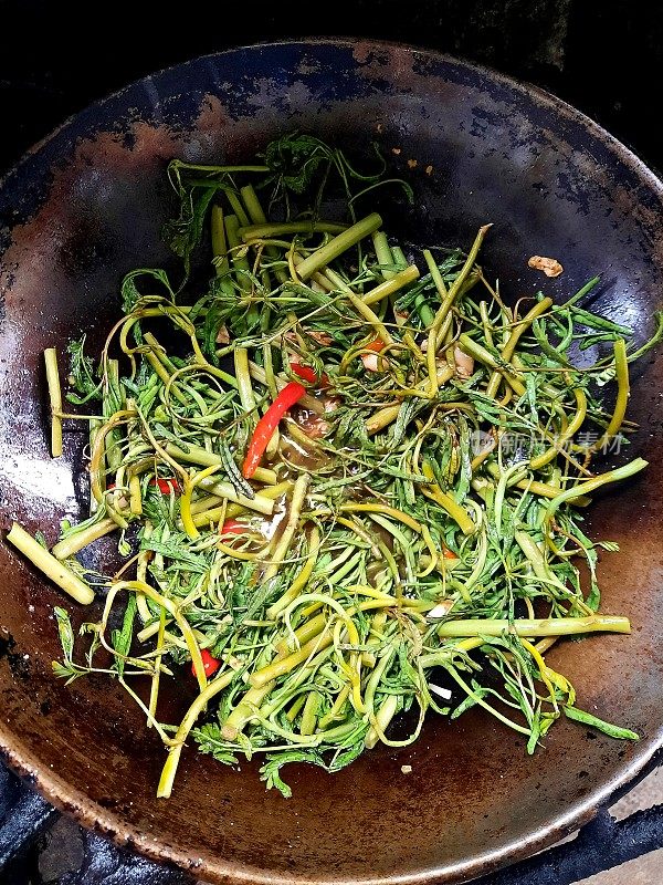 在平底锅里炒水含羞草-泰国菜。
