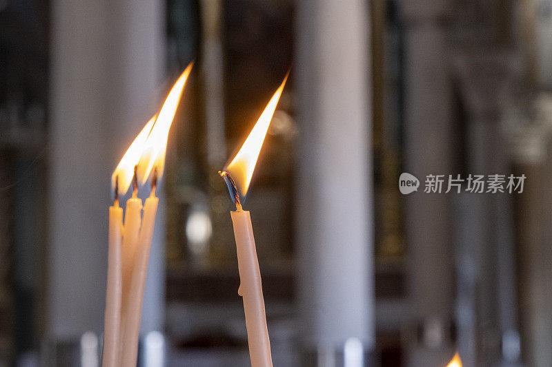 教堂内四支燃烧着火焰的蜡烛