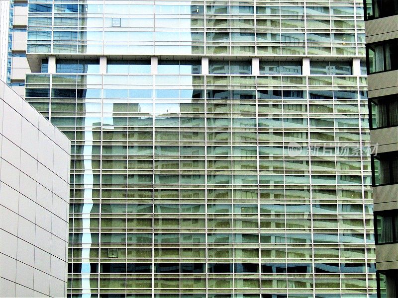 日本。8月。品川的摩天大楼相互映照。