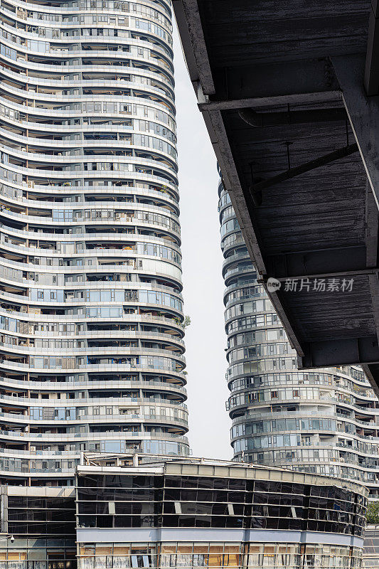 阳光灿烂的成都高空下的城市现代建筑