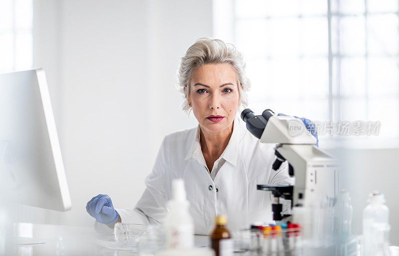 一位在实验室工作的女科学家的肖像