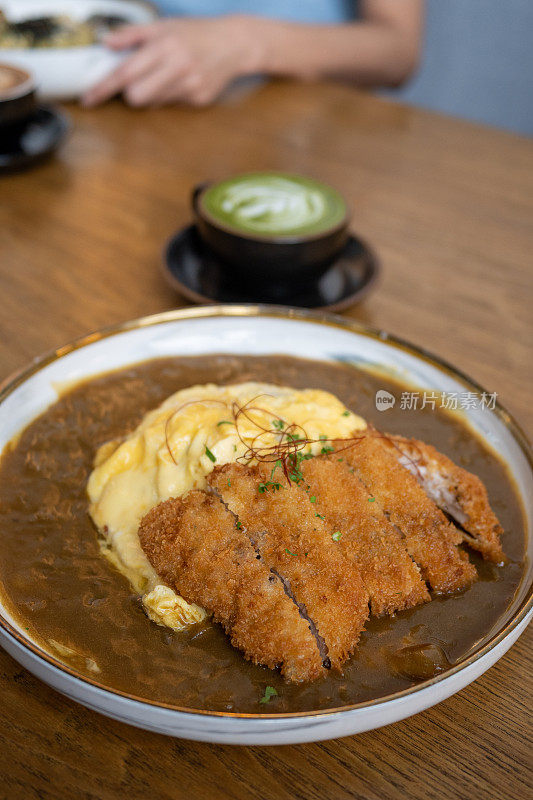 酥脆的鸡肉配上芳香的咖喱katsu酱和松软的米饭