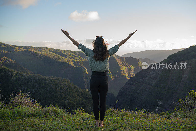 女徒步旅行者在热带雨林的观察点上放松