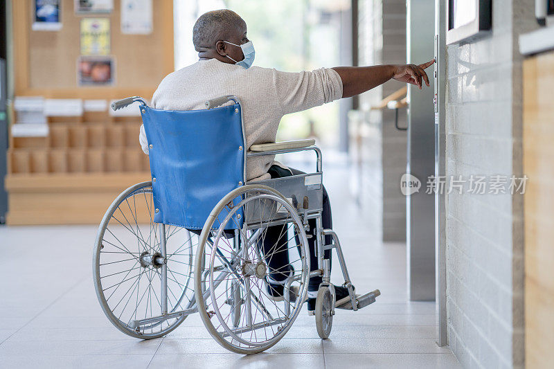 坐轮椅的老年妇女进入电梯