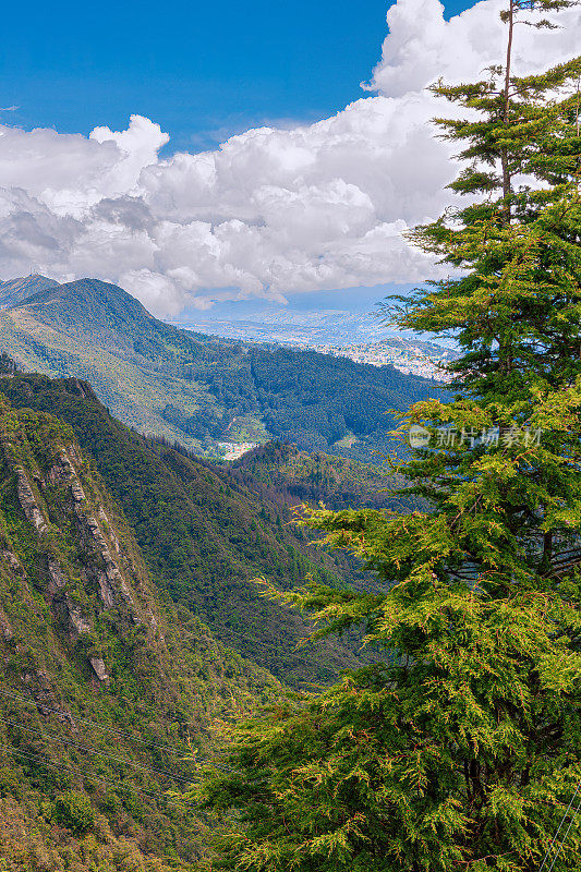 Bogotá，哥伦比亚-在平均海平面以上11000英尺的安第斯山脉的高海拔视图