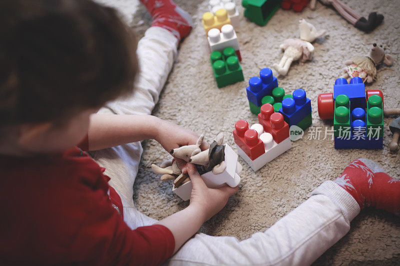 漂亮的小孩在地板上玩积木