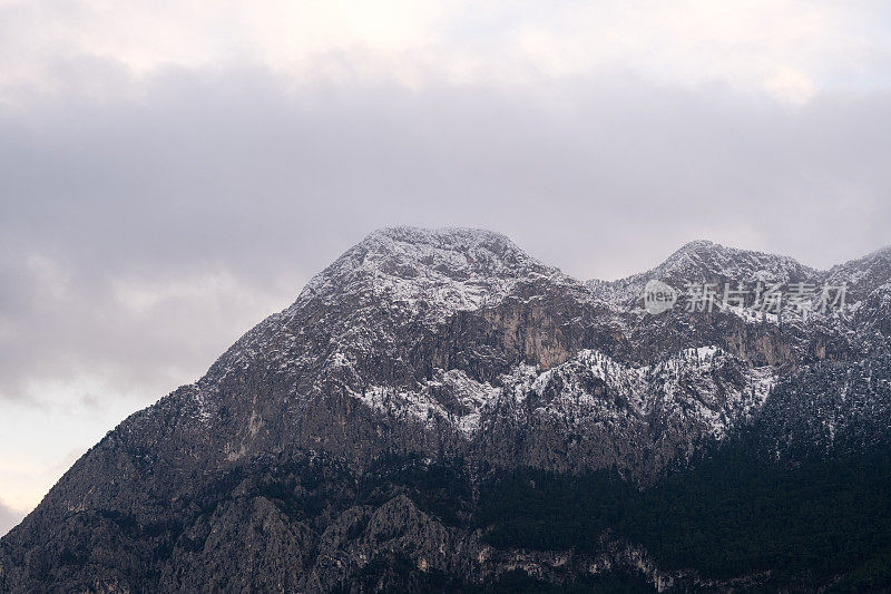 村庄和山谷景色与雪峰