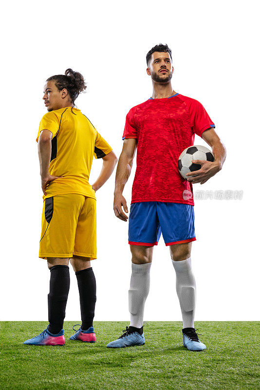 年轻的足球运动员或足球运动员的肖像孤立在白色背景上。体育的概念