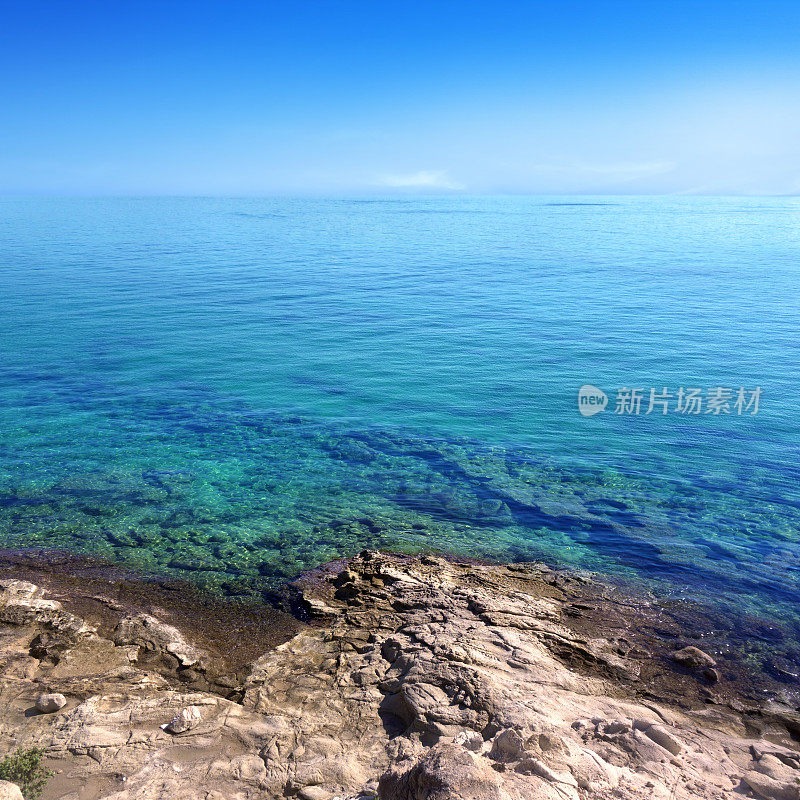 美丽的绿松石色海景，清澈透明的海水