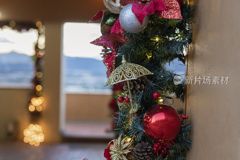 圣诞节装饰的一个房子的客厅
